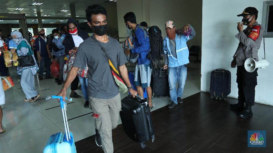 Penumpang kapal Kapal KM. Nggapulu yang baru saja tiba di Pelabuhan Tj. Priok.