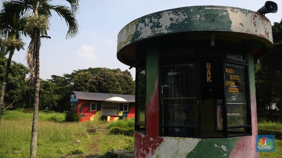 Suasana kondisi museum telekomunikasi yang sudah tidak terpakai di Kawasan TMII, Jakarta, Senin (26/4). Setelah tidak beroperasi akibat pandemi, pengelola membuka kembali TMII dengan menerapkan protokol kesehatan pencegahan COVID-19 dan pembatasan pengunjung.  Pantauan CNBC Indonesia beberapa wahana dan anjungan tidak terawat. TMII yang merupakan aset penting untuk mengajarkan kepada generasi penerus mengenai budaya, seni, dan beragamnya Indonesia. Seperti halnya di museum minyak gas bumi banyak rumput-rumput liar yang tumbuh disekitar bangunan. Mampir ke Anjungan Riau, menyaksikan pemandangan yang kurang lebih sama. Tak ada antrean di loket. Hanya ada beberapa warga yang tertidur di bawah rumah. Kebijakan Presiden Jokowi mengambil alih kembali aset-aset negara dari anak-anak Soeharto menjadi sorotan belakangan. Setelah pimpinan negara yang lalu tak melakukan langkah serupa Jokowi. Pengambil alihan aset taman mini sudah dituangkan dalam Peraturan Presiden (Perpres) Nomor 19 Tahun 2021 tentang mengambil alih pengolahan TMII yang diterbitkan Jokowi.  (CNBC Indonesia/ Muhammad Sabki)