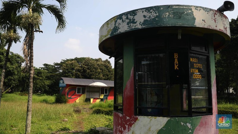 Suasana kondisi museum telekomunikasi yang sudah tidak terpakai di Kawasan TMII, Jakarta, Senin (26/4). Setelah tidak beroperasi akibat pandemi, pengelola membuka kembali TMII dengan menerapkan protokol kesehatan pencegahan COVID-19 dan pembatasan pengunjung.  Pantauan CNBC Indonesia beberapa wahana dan anjungan tidak terawat. TMII yang merupakan aset penting untuk mengajarkan kepada generasi penerus mengenai budaya, seni, dan beragamnya Indonesia. Seperti halnya di museum minyak gas bumi banyak rumput-rumput liar yang tumbuh disekitar bangunan. Mampir ke Anjungan Riau, menyaksikan pemandangan yang kurang lebih sama. Tak ada antrean di loket. Hanya ada beberapa warga yang tertidur di bawah rumah. Kebijakan Presiden Jokowi mengambil alih kembali aset-aset negara dari anak-anak Soeharto menjadi sorotan belakangan. Setelah pimpinan negara yang lalu tak melakukan langkah serupa Jokowi. Pengambil alihan aset taman mini sudah dituangkan dalam Peraturan Presiden (Perpres) Nomor 19 Tahun 2021 tentang mengambil alih pengolahan TMII yang diterbitkan Jokowi.  (CNBC Indonesia/ Muhammad Sabki)