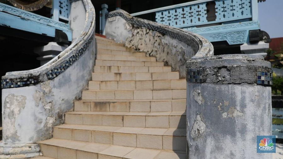 Suasana kondisi museum telekomunikasi yang sudah tidak terpakai di Kawasan TMII, Jakarta, Senin (26/4). Setelah tidak beroperasi akibat pandemi, pengelola membuka kembali TMII dengan menerapkan protokol kesehatan pencegahan COVID-19 dan pembatasan pengunjung.  Pantauan CNBC Indonesia beberapa wahana dan anjungan tidak terawat. TMII yang merupakan aset penting untuk mengajarkan kepada generasi penerus mengenai budaya, seni, dan beragamnya Indonesia. Seperti halnya di museum minyak gas bumi banyak rumput-rumput liar yang tumbuh disekitar bangunan. Mampir ke Anjungan Riau, menyaksikan pemandangan yang kurang lebih sama. Tak ada antrean di loket. Hanya ada beberapa warga yang tertidur di bawah rumah. Kebijakan Presiden Jokowi mengambil alih kembali aset-aset negara dari anak-anak Soeharto menjadi sorotan belakangan. Setelah pimpinan negara yang lalu tak melakukan langkah serupa Jokowi. Pengambil alihan aset taman mini sudah dituangkan dalam Peraturan Presiden (Perpres) Nomor 19 Tahun 2021 tentang mengambil alih pengolahan TMII yang diterbitkan Jokowi.  (CNBC Indonesia/ Muhammad Sabki)