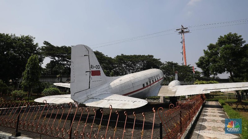 Suasana kondisi museum telekomunikasi yang sudah tidak terpakai di Kawasan TMII, Jakarta, Senin (26/4). Setelah tidak beroperasi akibat pandemi, pengelola membuka kembali TMII dengan menerapkan protokol kesehatan pencegahan COVID-19 dan pembatasan pengunjung.  Pantauan CNBC Indonesia beberapa wahana dan anjungan tidak terawat. TMII yang merupakan aset penting untuk mengajarkan kepada generasi penerus mengenai budaya, seni, dan beragamnya Indonesia. Seperti halnya di museum minyak gas bumi banyak rumput-rumput liar yang tumbuh disekitar bangunan. Mampir ke Anjungan Riau, menyaksikan pemandangan yang kurang lebih sama. Tak ada antrean di loket. Hanya ada beberapa warga yang tertidur di bawah rumah. Kebijakan Presiden Jokowi mengambil alih kembali aset-aset negara dari anak-anak Soeharto menjadi sorotan belakangan. Setelah pimpinan negara yang lalu tak melakukan langkah serupa Jokowi. Pengambil alihan aset taman mini sudah dituangkan dalam Peraturan Presiden (Perpres) Nomor 19 Tahun 2021 tentang mengambil alih pengolahan TMII yang diterbitkan Jokowi.  (CNBC Indonesia/ Muhammad Sabki)