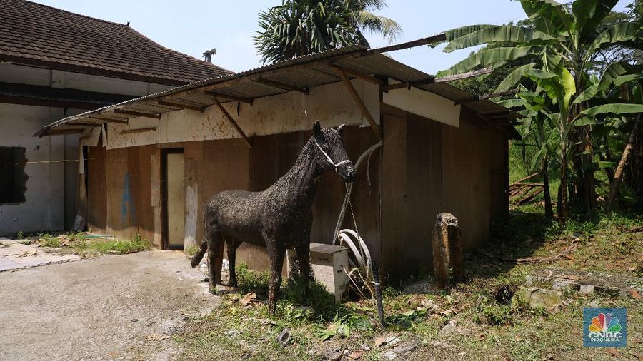 Suasana kondisi museum telekomunikasi yang sudah tidak terpakai di Kawasan TMII, Jakarta, Senin (26/4). Setelah tidak beroperasi akibat pandemi, pengelola membuka kembali TMII dengan menerapkan protokol kesehatan pencegahan COVID-19 dan pembatasan pengunjung.  Pantauan CNBC Indonesia beberapa wahana dan anjungan tidak terawat. TMII yang merupakan aset penting untuk mengajarkan kepada generasi penerus mengenai budaya, seni, dan beragamnya Indonesia. Seperti halnya di museum minyak gas bumi banyak rumput-rumput liar yang tumbuh disekitar bangunan. Mampir ke Anjungan Riau, menyaksikan pemandangan yang kurang lebih sama. Tak ada antrean di loket. Hanya ada beberapa warga yang tertidur di bawah rumah. Kebijakan Presiden Jokowi mengambil alih kembali aset-aset negara dari anak-anak Soeharto menjadi sorotan belakangan. Setelah pimpinan negara yang lalu tak melakukan langkah serupa Jokowi. Pengambil alihan aset taman mini sudah dituangkan dalam Peraturan Presiden (Perpres) Nomor 19 Tahun 2021 tentang mengambil alih pengolahan TMII yang diterbitkan Jokowi.  (CNBC Indonesia/ Muhammad Sabki)