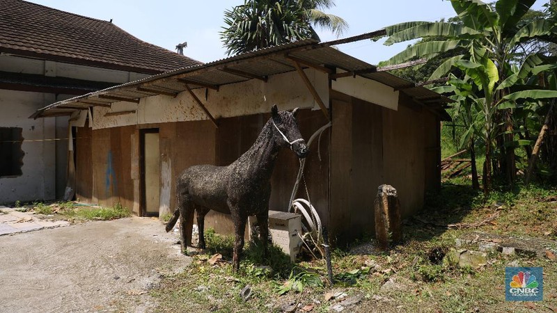 Suasana kondisi museum telekomunikasi yang sudah tidak terpakai di Kawasan TMII, Jakarta, Senin (26/4). Setelah tidak beroperasi akibat pandemi, pengelola membuka kembali TMII dengan menerapkan protokol kesehatan pencegahan COVID-19 dan pembatasan pengunjung.  Pantauan CNBC Indonesia beberapa wahana dan anjungan tidak terawat. TMII yang merupakan aset penting untuk mengajarkan kepada generasi penerus mengenai budaya, seni, dan beragamnya Indonesia. Seperti halnya di museum minyak gas bumi banyak rumput-rumput liar yang tumbuh disekitar bangunan. Mampir ke Anjungan Riau, menyaksikan pemandangan yang kurang lebih sama. Tak ada antrean di loket. Hanya ada beberapa warga yang tertidur di bawah rumah. Kebijakan Presiden Jokowi mengambil alih kembali aset-aset negara dari anak-anak Soeharto menjadi sorotan belakangan. Setelah pimpinan negara yang lalu tak melakukan langkah serupa Jokowi. Pengambil alihan aset taman mini sudah dituangkan dalam Peraturan Presiden (Perpres) Nomor 19 Tahun 2021 tentang mengambil alih pengolahan TMII yang diterbitkan Jokowi.  (CNBC Indonesia/ Muhammad Sabki)