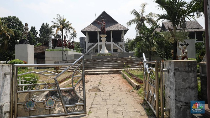 Suasana kondisi museum telekomunikasi yang sudah tidak terpakai di Kawasan TMII, Jakarta, Senin (26/4). Setelah tidak beroperasi akibat pandemi, pengelola membuka kembali TMII dengan menerapkan protokol kesehatan pencegahan COVID-19 dan pembatasan pengunjung.  Pantauan CNBC Indonesia beberapa wahana dan anjungan tidak terawat. TMII yang merupakan aset penting untuk mengajarkan kepada generasi penerus mengenai budaya, seni, dan beragamnya Indonesia. Seperti halnya di museum minyak gas bumi banyak rumput-rumput liar yang tumbuh disekitar bangunan. Mampir ke Anjungan Riau, menyaksikan pemandangan yang kurang lebih sama. Tak ada antrean di loket. Hanya ada beberapa warga yang tertidur di bawah rumah. Kebijakan Presiden Jokowi mengambil alih kembali aset-aset negara dari anak-anak Soeharto menjadi sorotan belakangan. Setelah pimpinan negara yang lalu tak melakukan langkah serupa Jokowi. Pengambil alihan aset taman mini sudah dituangkan dalam Peraturan Presiden (Perpres) Nomor 19 Tahun 2021 tentang mengambil alih pengolahan TMII yang diterbitkan Jokowi.  (CNBC Indonesia/ Muhammad Sabki)