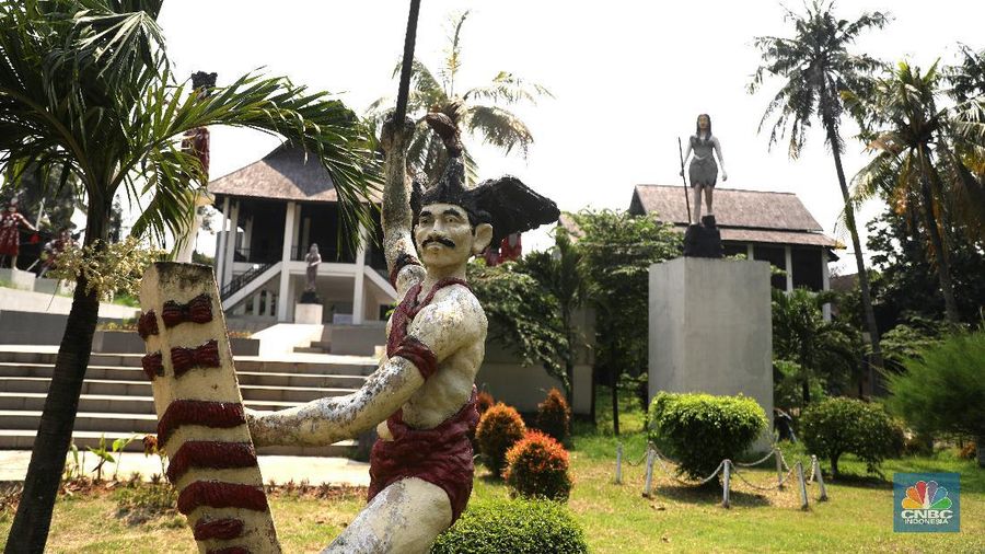 Suasana kondisi museum telekomunikasi yang sudah tidak terpakai di Kawasan TMII, Jakarta, Senin (26/4). Setelah tidak beroperasi akibat pandemi, pengelola membuka kembali TMII dengan menerapkan protokol kesehatan pencegahan COVID-19 dan pembatasan pengunjung.  Pantauan CNBC Indonesia beberapa wahana dan anjungan tidak terawat. TMII yang merupakan aset penting untuk mengajarkan kepada generasi penerus mengenai budaya, seni, dan beragamnya Indonesia. Seperti halnya di museum minyak gas bumi banyak rumput-rumput liar yang tumbuh disekitar bangunan. Mampir ke Anjungan Riau, menyaksikan pemandangan yang kurang lebih sama. Tak ada antrean di loket. Hanya ada beberapa warga yang tertidur di bawah rumah. Kebijakan Presiden Jokowi mengambil alih kembali aset-aset negara dari anak-anak Soeharto menjadi sorotan belakangan. Setelah pimpinan negara yang lalu tak melakukan langkah serupa Jokowi. Pengambil alihan aset taman mini sudah dituangkan dalam Peraturan Presiden (Perpres) Nomor 19 Tahun 2021 tentang mengambil alih pengolahan TMII yang diterbitkan Jokowi.  (CNBC Indonesia/ Muhammad Sabki)