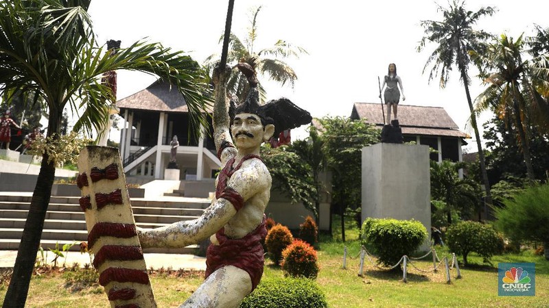 Suasana kondisi museum telekomunikasi yang sudah tidak terpakai di Kawasan TMII, Jakarta, Senin (26/4). Setelah tidak beroperasi akibat pandemi, pengelola membuka kembali TMII dengan menerapkan protokol kesehatan pencegahan COVID-19 dan pembatasan pengunjung.  Pantauan CNBC Indonesia beberapa wahana dan anjungan tidak terawat. TMII yang merupakan aset penting untuk mengajarkan kepada generasi penerus mengenai budaya, seni, dan beragamnya Indonesia. Seperti halnya di museum minyak gas bumi banyak rumput-rumput liar yang tumbuh disekitar bangunan. Mampir ke Anjungan Riau, menyaksikan pemandangan yang kurang lebih sama. Tak ada antrean di loket. Hanya ada beberapa warga yang tertidur di bawah rumah. Kebijakan Presiden Jokowi mengambil alih kembali aset-aset negara dari anak-anak Soeharto menjadi sorotan belakangan. Setelah pimpinan negara yang lalu tak melakukan langkah serupa Jokowi. Pengambil alihan aset taman mini sudah dituangkan dalam Peraturan Presiden (Perpres) Nomor 19 Tahun 2021 tentang mengambil alih pengolahan TMII yang diterbitkan Jokowi.  (CNBC Indonesia/ Muhammad Sabki)