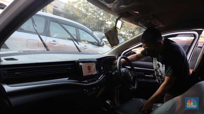 Pekerja membersihkan mobil rental yang terparkir di kawasan Tanjung Priok, Jakarta, Selasa, (27/4). Salah satu pemilik jasa rental mobil rentcartopiq Taufiq mengatakan, musim mudik di bulan ramadhan ini masih sepi order. 