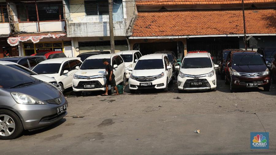 Pekerja membersihkan mobil rental yang terparkir di kawasan Tanjung Priok, Jakarta, Selasa, (27/4). Salah satu pemilik jasa rental mobil rentcartopiq Taufiq mengatakan, musim mudik di bulan ramadhan ini masih sepi order. 