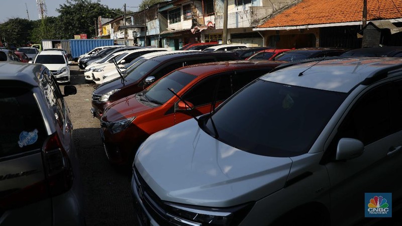 Pekerja membersihkan mobil rental yang terparkir di kawasan Tanjung Priok, Jakarta, Selasa, (27/4). Salah satu pemilik jasa rental mobil rentcartopiq Taufiq mengatakan, musim mudik di bulan ramadhan ini masih sepi order. 