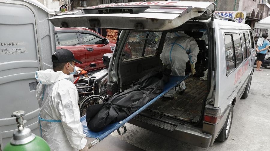 A man carries a sick woman from a pedicab as they bring her to the emergency area of the hospital that is crowded with suspected COVID-19 patients in Manila, Philippines on Monday, April 26, 2021. COVID-19 infections in the Philippines surged past 1 million Monday in the latest grim milestone as officials assessed whether to extend a monthlong lockdown in Manila and outlying provinces amid a deadly spike or relax it to fight recession, joblessness and hunger. (AP Photo/Aaron Favila)