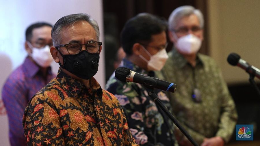 Otoritas Jasa Keuangan (OJK) bersama industri keuangan non-bank melaksanakan vaksinasi Covid-19 untuk lansia, Selasa (27/4/2021). Vaksinasi dipusatkan di Hotel Bidakara, Jakarta Selatan, Jakarta. (CNBC Indonesia/ Tri Susilo)