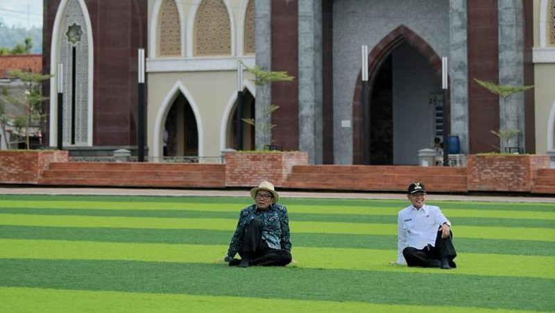 Setelah diresmikan Gubernur Jawa Barat (Jabar) Ridwan Kamil pada Rabu (21/4/2021), Alun-alun Majalengka akan menarik minat masyarakat untuk berkunjung. 

Hamparan rumput sintetis, tata ruang dengan konstruksi bangunan berkonsep terakota, dan air mancur, membuat Alun-alun Majalengka terlihat lebih segar dan indah. 

Salah satu warga Majalengka Puzie Sugihartini Dwi Retno menilai alun-alun dapat menjadi ikon baru Kabupaten Majalengka. 