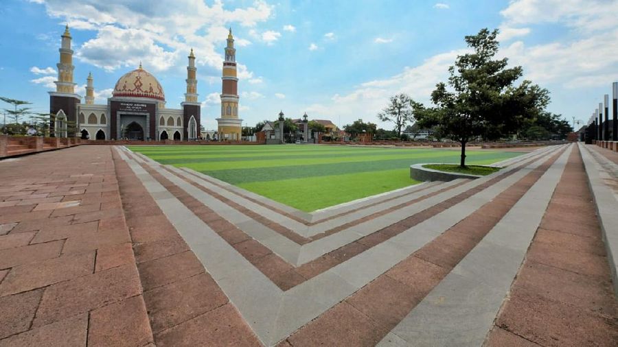 Setelah diresmikan Gubernur Jawa Barat (Jabar) Ridwan Kamil pada Rabu (21/4/2021), Alun-alun Majalengka akan menarik minat masyarakat untuk berkunjung. 

Hamparan rumput sintetis, tata ruang dengan konstruksi bangunan berkonsep terakota, dan air mancur, membuat Alun-alun Majalengka terlihat lebih segar dan indah. 

Salah satu warga Majalengka Puzie Sugihartini Dwi Retno menilai alun-alun dapat menjadi ikon baru Kabupaten Majalengka. 