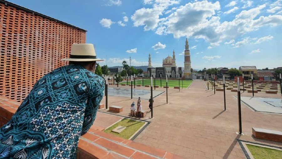 Setelah diresmikan Gubernur Jawa Barat (Jabar) Ridwan Kamil pada Rabu (21/4/2021), Alun-alun Majalengka akan menarik minat masyarakat untuk berkunjung. 

Hamparan rumput sintetis, tata ruang dengan konstruksi bangunan berkonsep terakota, dan air mancur, membuat Alun-alun Majalengka terlihat lebih segar dan indah. 

Salah satu warga Majalengka Puzie Sugihartini Dwi Retno menilai alun-alun dapat menjadi ikon baru Kabupaten Majalengka. 