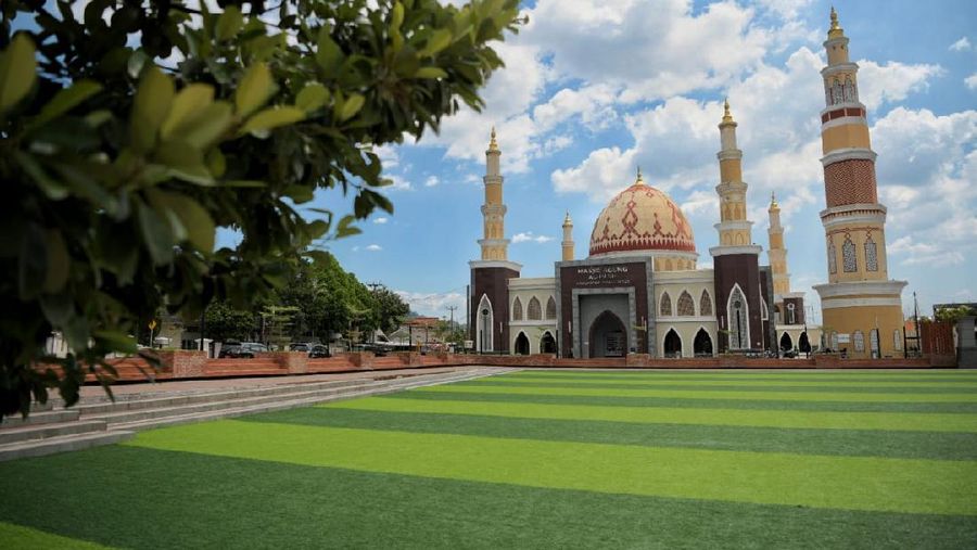 Setelah diresmikan Gubernur Jawa Barat (Jabar) Ridwan Kamil pada Rabu (21/4/2021), Alun-alun Majalengka akan menarik minat masyarakat untuk berkunjung. 

Hamparan rumput sintetis, tata ruang dengan konstruksi bangunan berkonsep terakota, dan air mancur, membuat Alun-alun Majalengka terlihat lebih segar dan indah. 

Salah satu warga Majalengka Puzie Sugihartini Dwi Retno menilai alun-alun dapat menjadi ikon baru Kabupaten Majalengka. 