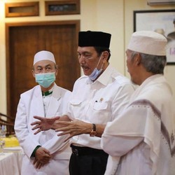 Luhut Mohon Bantuan Kiai Sepuh Tahan Mobilitas Warga Mudik