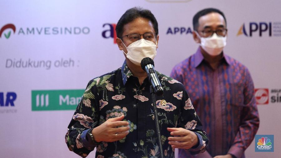 Otoritas Jasa Keuangan (OJK) bersama industri keuangan non-bank melaksanakan vaksinasi Covid-19 untuk lansia, Selasa (27/4/2021). Vaksinasi dipusatkan di Hotel Bidakara, Jakarta Selatan, Jakarta. (CNBC Indonesia/ Tri Susilo)