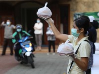 Indahnya Berbagi, Jemaat Gereja Turut Berbagi Takjil Gratis
