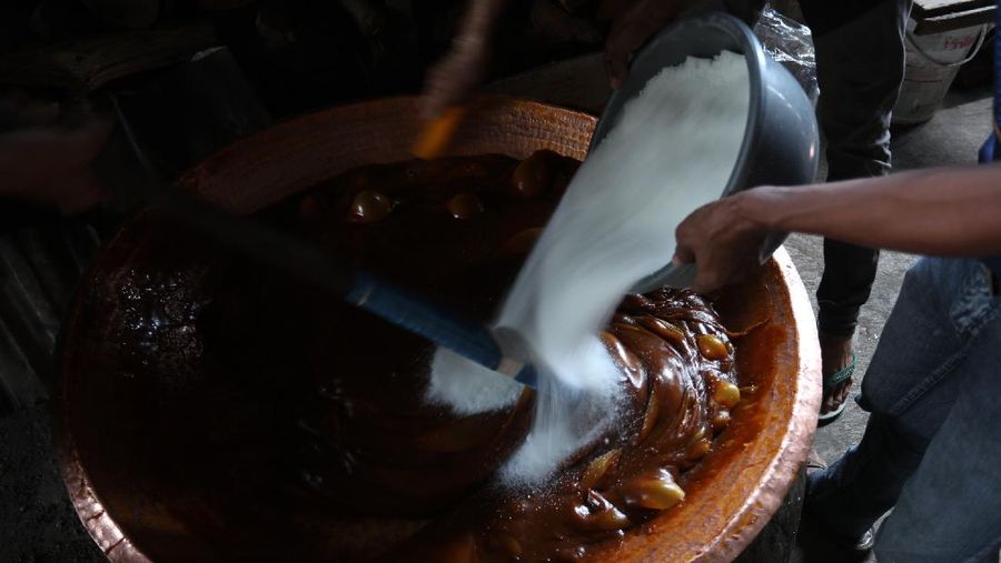 Pekerja menyelesaikan proses pembuatan dodol Betawi di rumah Produksi Pondok Dodol Sari Rasa Ibu Yuyun di Jakarta, Selasa (27/4/2021). Produksi dodol Betawi mengalami peningkatan permintaan sekitar 80 persen menjelang Hari Raya Idul Fitri dari semula hanya memproduksi dua wajan, kini mampu menyelesaikan 18 wajan dalam sehari. Harga dodol mulai dijual dari harga 20 ribu hingga 110 ribu dan memiliki 5 varian rasa. Salah satu karyawan mengatakan 