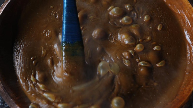 Pekerja menyelesaikan proses pembuatan dodol Betawi di rumah Produksi Pondok Dodol Sari Rasa Ibu Yuyun di Jakarta, Selasa (27/4/2021). Produksi dodol Betawi mengalami peningkatan permintaan sekitar 80 persen menjelang Hari Raya Idul Fitri dari semula hanya memproduksi dua wajan, kini mampu menyelesaikan 18 wajan dalam sehari. Harga dodol mulai dijual dari harga 20 ribu hingga 110 ribu dan memiliki 5 varian rasa. Salah satu karyawan mengatakan 