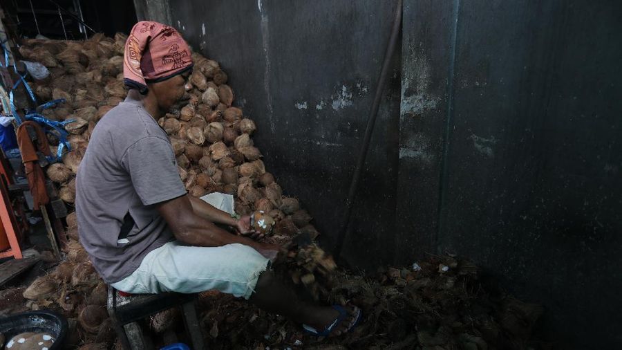 Pekerja menyelesaikan proses pembuatan dodol Betawi di rumah Produksi Pondok Dodol Sari Rasa Ibu Yuyun di Jakarta, Selasa (27/4/2021). Produksi dodol Betawi mengalami peningkatan permintaan sekitar 80 persen menjelang Hari Raya Idul Fitri dari semula hanya memproduksi dua wajan, kini mampu menyelesaikan 18 wajan dalam sehari. Harga dodol mulai dijual dari harga 20 ribu hingga 110 ribu dan memiliki 5 varian rasa. Salah satu karyawan mengatakan 