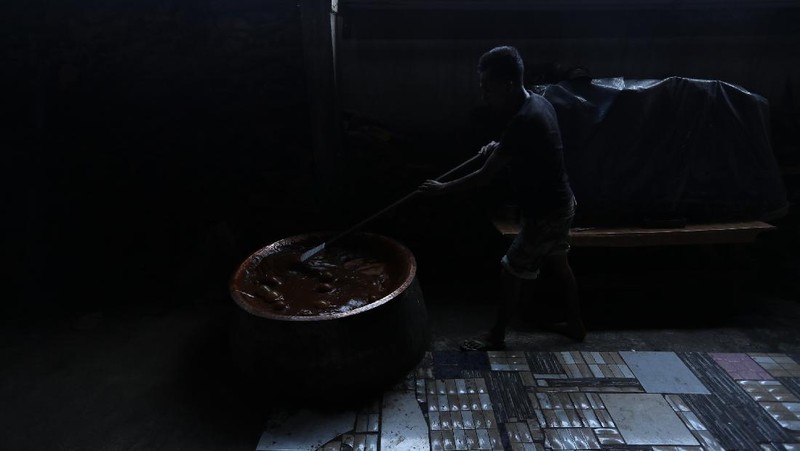 Pekerja menyelesaikan proses pembuatan dodol Betawi di rumah Produksi Pondok Dodol Sari Rasa Ibu Yuyun di Jakarta, Selasa (27/4/2021). Produksi dodol Betawi mengalami peningkatan permintaan sekitar 80 persen menjelang Hari Raya Idul Fitri dari semula hanya memproduksi dua wajan, kini mampu menyelesaikan 18 wajan dalam sehari. Harga dodol mulai dijual dari harga 20 ribu hingga 110 ribu dan memiliki 5 varian rasa. Salah satu karyawan mengatakan 