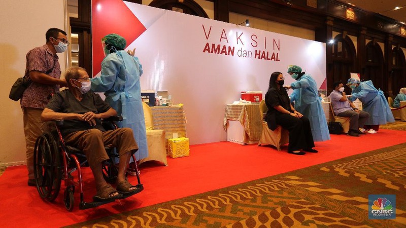 Otoritas Jasa Keuangan (OJK) bersama industri keuangan non-bank melaksanakan vaksinasi Covid-19 untuk lansia, Selasa (27/4/2021). Vaksinasi dipusatkan di Hotel Bidakara, Jakarta Selatan, Jakarta. (CNBC Indonesia/ Tri Susilo)