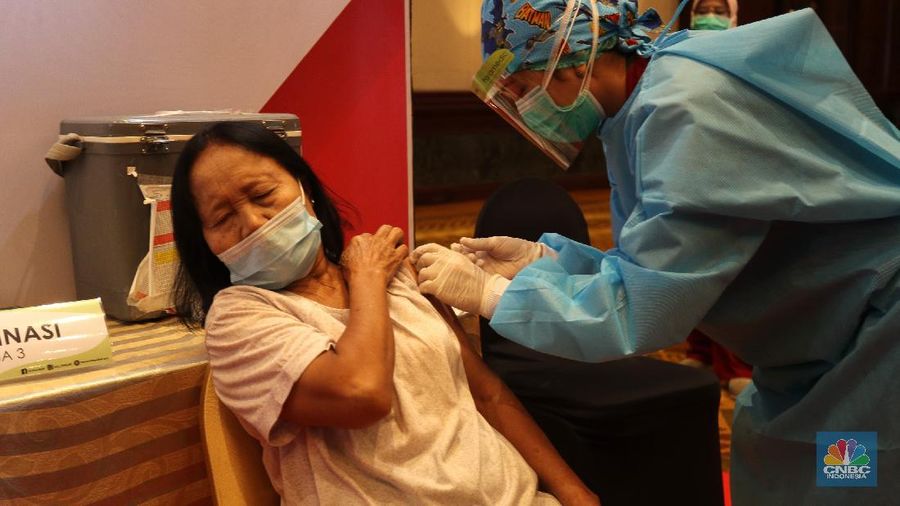 Otoritas Jasa Keuangan (OJK) bersama industri keuangan non-bank melaksanakan vaksinasi Covid-19 untuk lansia, Selasa (27/4/2021). Vaksinasi dipusatkan di Hotel Bidakara, Jakarta Selatan, Jakarta. (CNBC Indonesia/ Tri Susilo)