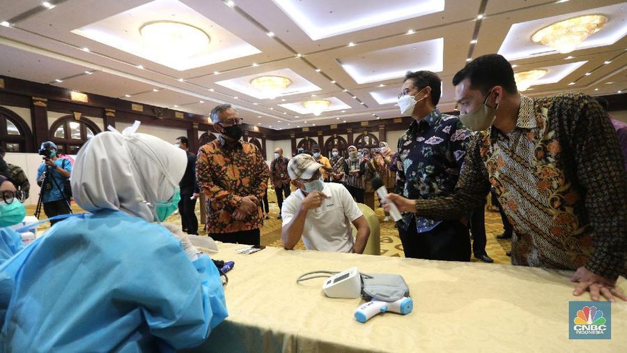 Otoritas Jasa Keuangan (OJK) bersama industri keuangan non-bank melaksanakan vaksinasi Covid-19 untuk lansia, Selasa (27/4/2021). Vaksinasi dipusatkan di Hotel Bidakara, Jakarta Selatan, Jakarta. (CNBC Indonesia/ Tri Susilo)