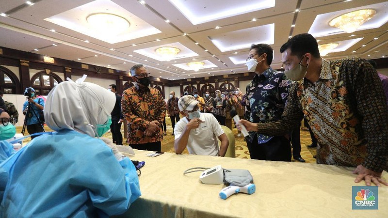 Otoritas Jasa Keuangan (OJK) bersama industri keuangan non-bank melaksanakan vaksinasi Covid-19 untuk lansia, Selasa (27/4/2021). Vaksinasi dipusatkan di Hotel Bidakara, Jakarta Selatan, Jakarta. (CNBC Indonesia/ Tri Susilo)