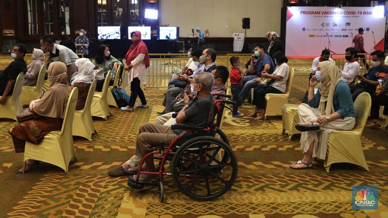 Otoritas Jasa Keuangan (OJK) bersama industri keuangan non-bank melaksanakan vaksinasi Covid-19 untuk lansia, Selasa (27/4/2021). Vaksinasi dipusatkan di Hotel Bidakara, Jakarta Selatan, Jakarta. (CNBC Indonesia/ Tri Susilo)