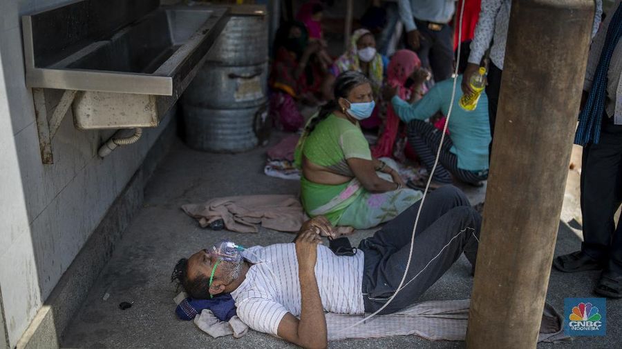 A patient receives oxygen outside a Gurdwara, a Sikh house of worship, in New Delhi, India, Saturday, April 24, 2021. India’s medical oxygen shortage has become so dire that this gurdwara began offering free breathing sessions with shared tanks to COVID-19 patients waiting for a hospital bed. They arrive in their cars, on foot or in three-wheeled taxis, desperate for a mask and tube attached to the precious oxygen tanks outside the gurdwara in a neighborhood outside New Delhi. (AP Photo/Altaf Qadri)
