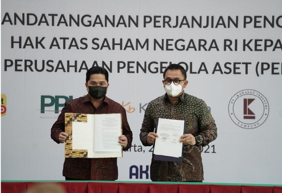 (ki-ka) Menteri BUMN Erick Thohir dan Direktur Utama PT Perusahaan Pengelola Aset (Persero) Yadi Jaya Ruchandi menunjukkan dokumen usai penandatanganan pengalihan saham minoritas lima perusahaan kepada PPA
