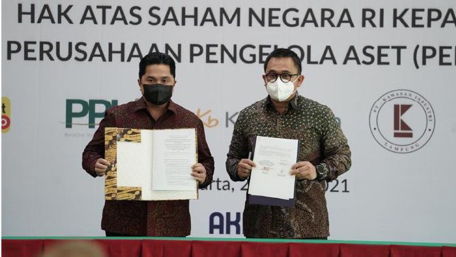 (ki-ka) Menteri BUMN Erick Thohir dan Direktur Utama PT Perusahaan Pengelola Aset (Persero) Yadi Jaya Ruchandi menunjukkan dokumen usai penandatanganan pengalihan saham minoritas lima perusahaan kepada PPA