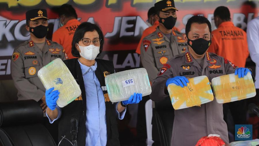 Pengungkapan Kasus Peredaran Gelap 2,5 Ton Narkotika Jenis Sabu jaringan Timur Tengah-Malaysia-Indonesia di Mabes Polri, Jakarta, Rabu 28 April 2021. Kementerian Keuangan dalam hal ini Direktorat Jenderal Bea dan Cukai bersama dengan tim Polri berhasil menggagalkan upaya penyelundupan narkoba sebanyak 2,5 ton. Sabu tersebut berasal dari jaringan internasional. Menteri Keuangan, Sri Mulyani Indrawati, mengatakan 2,5 ton narkoba tersebut bernilai lebih dari Rp 1 triliun. Jumlah tersebut sangat besar dan mencengangkan sehingga keberhasilan penggagalan penyelundupan ini sangat diapresiasi olehnya. 