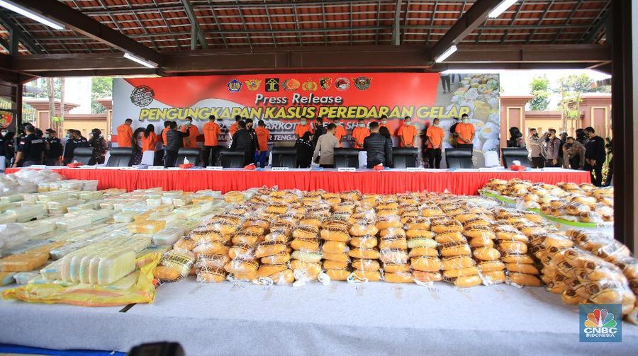 Pengungkapan Kasus Peredaran Gelap 2,5 Ton Narkotika Jenis Sabu jaringan Timur Tengah-Malaysia-Indonesia di Mabes Polri, Jakarta, Rabu 28 April 2021. Kementerian Keuangan dalam hal ini Direktorat Jenderal Bea dan Cukai bersama dengan tim Polri berhasil menggagalkan upaya penyelundupan narkoba sebanyak 2,5 ton. Sabu tersebut berasal dari jaringan internasional. Menteri Keuangan, Sri Mulyani Indrawati, mengatakan 2,5 ton narkoba tersebut bernilai lebih dari Rp 1 triliun. Jumlah tersebut sangat besar dan mencengangkan sehingga keberhasilan penggagalan penyelundupan ini sangat diapresiasi olehnya. 