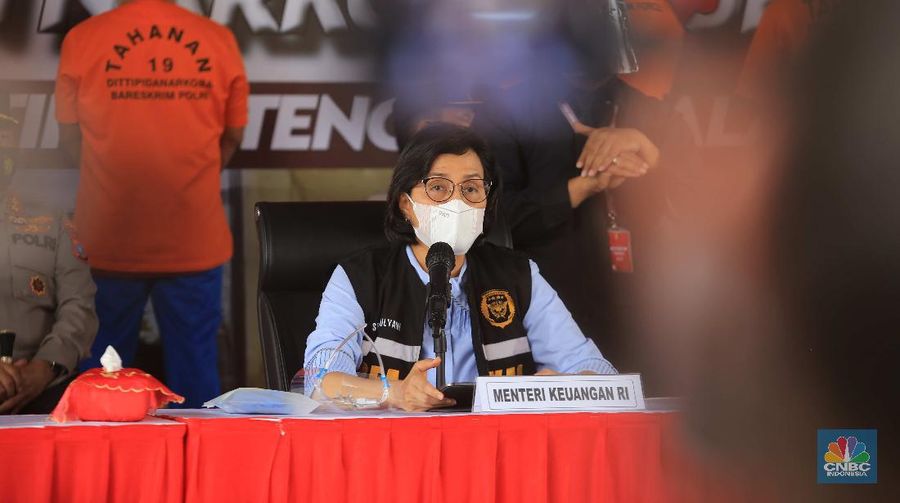 Pengungkapan Kasus Peredaran Gelap 2,5 Ton Narkotika Jenis Sabu jaringan Timur Tengah-Malaysia-Indonesia di Mabes Polri, Jakarta, Rabu 28 April 2021. Kementerian Keuangan dalam hal ini Direktorat Jenderal Bea dan Cukai bersama dengan tim Polri berhasil menggagalkan upaya penyelundupan narkoba sebanyak 2,5 ton. Sabu tersebut berasal dari jaringan internasional. Menteri Keuangan, Sri Mulyani Indrawati, mengatakan 2,5 ton narkoba tersebut bernilai lebih dari Rp 1 triliun. Jumlah tersebut sangat besar dan mencengangkan sehingga keberhasilan penggagalan penyelundupan ini sangat diapresiasi olehnya. 