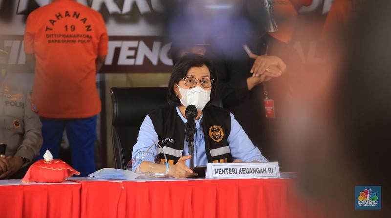 Pengungkapan Kasus Peredaran Gelap 2,5 Ton Narkotika Jenis Sabu jaringan Timur Tengah-Malaysia-Indonesia di Mabes Polri, Jakarta, Rabu 28 April 2021. Kementerian Keuangan dalam hal ini Direktorat Jenderal Bea dan Cukai bersama dengan tim Polri berhasil menggagalkan upaya penyelundupan narkoba sebanyak 2,5 ton. Sabu tersebut berasal dari jaringan internasional. Menteri Keuangan, Sri Mulyani Indrawati, mengatakan 2,5 ton narkoba tersebut bernilai lebih dari Rp 1 triliun. Jumlah tersebut sangat besar dan mencengangkan sehingga keberhasilan penggagalan penyelundupan ini sangat diapresiasi olehnya. 