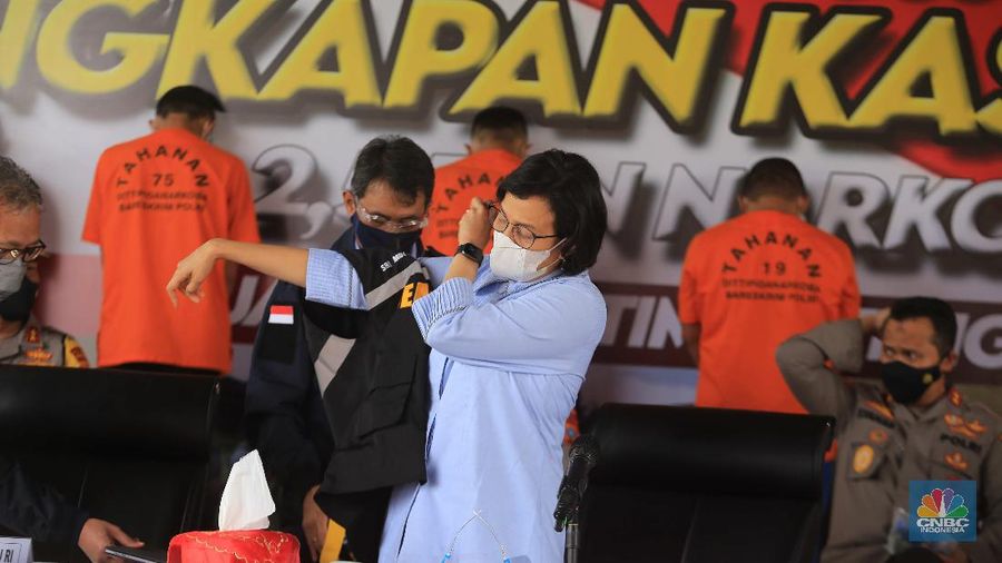 Pengungkapan Kasus Peredaran Gelap 2,5 Ton Narkotika Jenis Sabu jaringan Timur Tengah-Malaysia-Indonesia di Mabes Polri, Jakarta, Rabu 28 April 2021. Kementerian Keuangan dalam hal ini Direktorat Jenderal Bea dan Cukai bersama dengan tim Polri berhasil menggagalkan upaya penyelundupan narkoba sebanyak 2,5 ton. Sabu tersebut berasal dari jaringan internasional. Menteri Keuangan, Sri Mulyani Indrawati, mengatakan 2,5 ton narkoba tersebut bernilai lebih dari Rp 1 triliun. Jumlah tersebut sangat besar dan mencengangkan sehingga keberhasilan penggagalan penyelundupan ini sangat diapresiasi olehnya. 