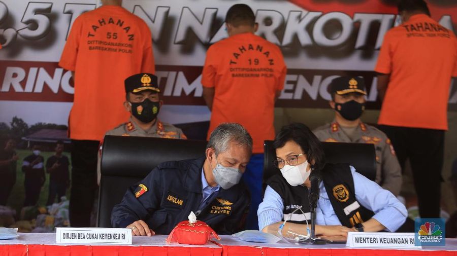 Pengungkapan Kasus Peredaran Gelap 2,5 Ton Narkotika Jenis Sabu jaringan Timur Tengah-Malaysia-Indonesia di Mabes Polri, Jakarta, Rabu 28 April 2021. Kementerian Keuangan dalam hal ini Direktorat Jenderal Bea dan Cukai bersama dengan tim Polri berhasil menggagalkan upaya penyelundupan narkoba sebanyak 2,5 ton. Sabu tersebut berasal dari jaringan internasional. Menteri Keuangan, Sri Mulyani Indrawati, mengatakan 2,5 ton narkoba tersebut bernilai lebih dari Rp 1 triliun. Jumlah tersebut sangat besar dan mencengangkan sehingga keberhasilan penggagalan penyelundupan ini sangat diapresiasi olehnya. 