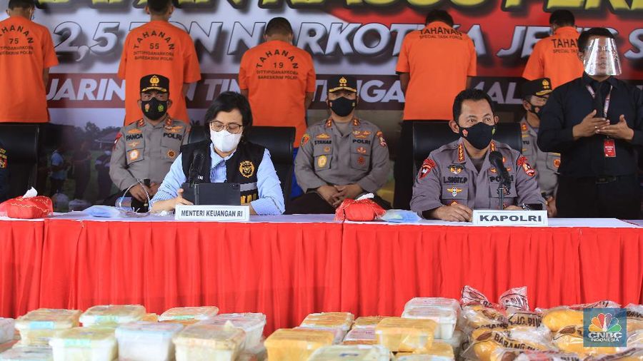 Pengungkapan Kasus Peredaran Gelap 2,5 Ton Narkotika Jenis Sabu jaringan Timur Tengah-Malaysia-Indonesia di Mabes Polri, Jakarta, Rabu 28 April 2021. Kementerian Keuangan dalam hal ini Direktorat Jenderal Bea dan Cukai bersama dengan tim Polri berhasil menggagalkan upaya penyelundupan narkoba sebanyak 2,5 ton. Sabu tersebut berasal dari jaringan internasional. Menteri Keuangan, Sri Mulyani Indrawati, mengatakan 2,5 ton narkoba tersebut bernilai lebih dari Rp 1 triliun. Jumlah tersebut sangat besar dan mencengangkan sehingga keberhasilan penggagalan penyelundupan ini sangat diapresiasi olehnya. 