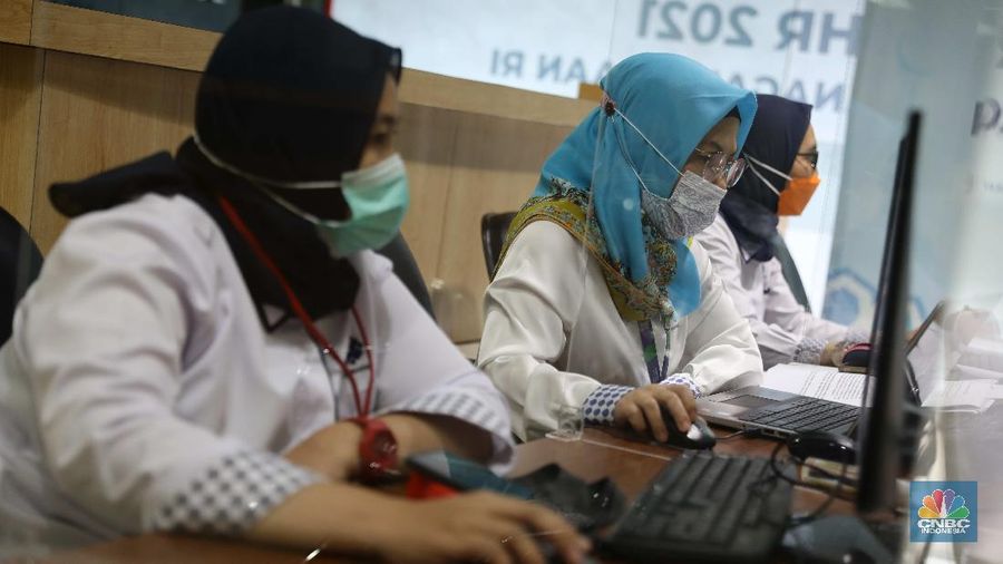 Petugas berjaga di posko pengaduan Tunjangan Hari Raya (THR) di Kementerian Ketenagakerjaan, Jakarta, Rabu (28/4). Menteri Ketenagakerjaan Ida Fauziyah menyatakan posko tunjangan hari raya (THR) Lebaran 2021 sudah ada di 34 provinsi. Posko THR dibuat untuk membantu pekerja mendapatkan haknya. Posko THR 2021 tak hanya ada di pusat, tapi juga di provinsi dan kabupaten/kota. Hal ini agar pelaksanaan koordinasi di posko menjadi lebih efektif. Pengawasan ketenagakerjaan dari Dinas Ketenagakerjaan Provinsi akan mendorong pengusaha yang benar-benar tak mampu membayar THR untuk melakukan dialog dengan pekerja. (CNBC Indonesia/ Muhammad Sabki)
