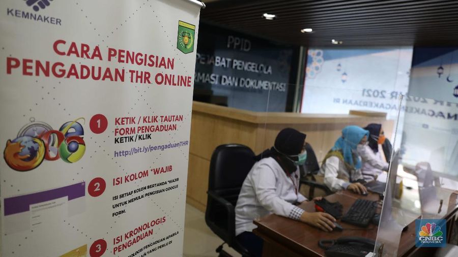 Petugas berjaga di posko pengaduan Tunjangan Hari Raya (THR) di Kementerian Ketenagakerjaan, Jakarta, Rabu (28/4). Menteri Ketenagakerjaan Ida Fauziyah menyatakan posko tunjangan hari raya (THR) Lebaran 2021 sudah ada di 34 provinsi. Posko THR dibuat untuk membantu pekerja mendapatkan haknya. Posko THR 2021 tak hanya ada di pusat, tapi juga di provinsi dan kabupaten/kota. Hal ini agar pelaksanaan koordinasi di posko menjadi lebih efektif. Pengawasan ketenagakerjaan dari Dinas Ketenagakerjaan Provinsi akan mendorong pengusaha yang benar-benar tak mampu membayar THR untuk melakukan dialog dengan pekerja. (CNBC Indonesia/ Muhammad Sabki)