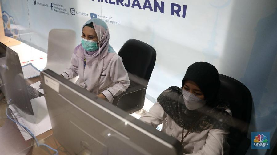Petugas berjaga di posko pengaduan Tunjangan Hari Raya (THR) di Kementerian Ketenagakerjaan, Jakarta, Rabu (28/4). Menteri Ketenagakerjaan Ida Fauziyah menyatakan posko tunjangan hari raya (THR) Lebaran 2021 sudah ada di 34 provinsi. Posko THR dibuat untuk membantu pekerja mendapatkan haknya. Posko THR 2021 tak hanya ada di pusat, tapi juga di provinsi dan kabupaten/kota. Hal ini agar pelaksanaan koordinasi di posko menjadi lebih efektif. Pengawasan ketenagakerjaan dari Dinas Ketenagakerjaan Provinsi akan mendorong pengusaha yang benar-benar tak mampu membayar THR untuk melakukan dialog dengan pekerja. (CNBC Indonesia/ Muhammad Sabki)