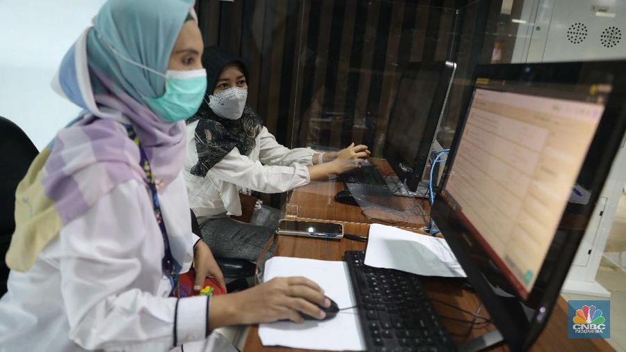 Petugas berjaga di posko pengaduan Tunjangan Hari Raya (THR) di Kementerian Ketenagakerjaan, Jakarta, Rabu (28/4). Menteri Ketenagakerjaan Ida Fauziyah menyatakan posko tunjangan hari raya (THR) Lebaran 2021 sudah ada di 34 provinsi. Posko THR dibuat untuk membantu pekerja mendapatkan haknya. Posko THR 2021 tak hanya ada di pusat, tapi juga di provinsi dan kabupaten/kota. Hal ini agar pelaksanaan koordinasi di posko menjadi lebih efektif. Pengawasan ketenagakerjaan dari Dinas Ketenagakerjaan Provinsi akan mendorong pengusaha yang benar-benar tak mampu membayar THR untuk melakukan dialog dengan pekerja. (վ/ Muhammad Sabki)