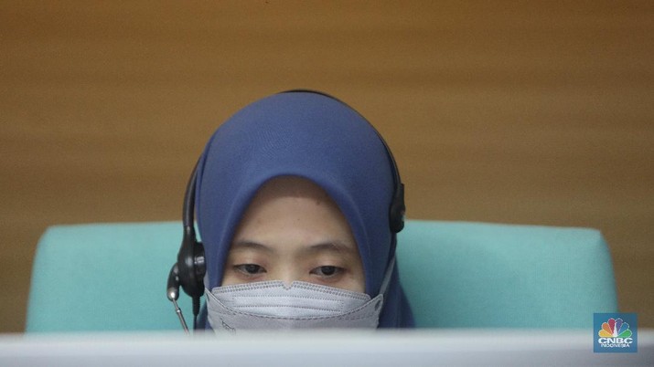 Posko pengaduan Tunjangan Hari Raya (THR) di Kementerian Ketenagakerjaan, Petugas berjaga di posko pengaduan Tunjangan Hari Raya (THR) di Kementerian Ketenagakerjaan, Jakarta, Rabu (28/4). Menteri Ketenagakerjaan Ida Fauziyah menyatakan posko tunjangan hari raya (THR) Lebaran 2021 sudah ada di 34 provinsi. Posko THR dibuat untuk membantu pekerja mendapatkan haknya. Posko THR 2021 tak hanya ada di pusat, tapi juga di provinsi dan kabupaten/kota. Hal ini agar pelaksanaan koordinasi di posko menjadi lebih efektif. Pengawasan ketenagakerjaan dari Dinas Ketenagakerjaan Provinsi akan mendorong pengusaha yang benar-benar tak mampu membayar THR untuk melakukan dialog dengan pekerja. (CNBC Indonesia/ Muhammad Sabki)