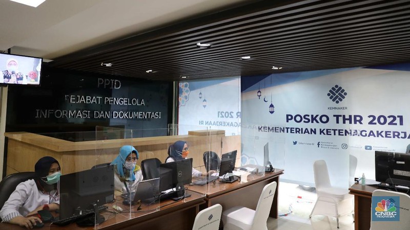 Petugas berjaga di posko pengaduan Tunjangan Hari Raya (THR) di Kementerian Ketenagakerjaan, Jakarta, Rabu (28/4). Menteri Ketenagakerjaan Ida Fauziyah menyatakan posko tunjangan hari raya (THR) Lebaran 2021 sudah ada di 34 provinsi. Posko THR dibuat untuk membantu pekerja mendapatkan haknya. Posko THR 2021 tak hanya ada di pusat, tapi juga di provinsi dan kabupaten/kota. Hal ini agar pelaksanaan koordinasi di posko menjadi lebih efektif. Pengawasan ketenagakerjaan dari Dinas Ketenagakerjaan Provinsi akan mendorong pengusaha yang benar-benar tak mampu membayar THR untuk melakukan dialog dengan pekerja. (CNBC Indonesia/ Muhammad Sabki)