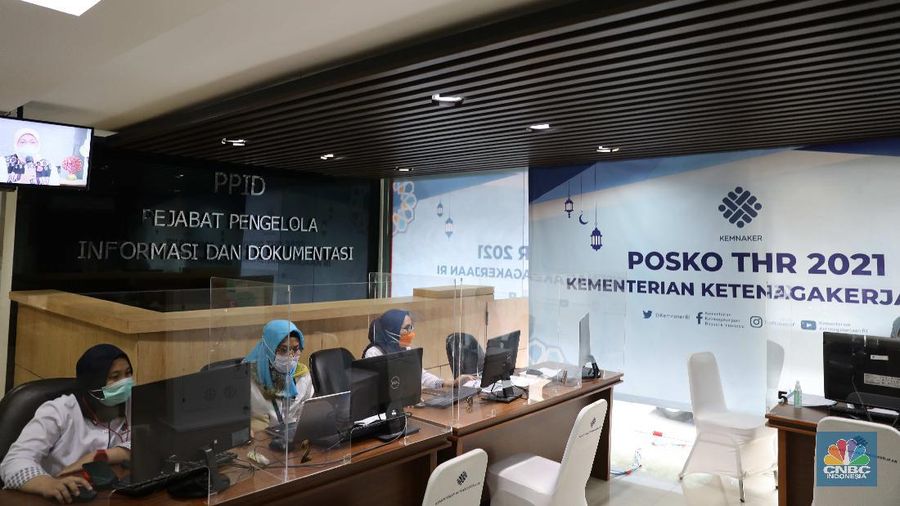 Petugas berjaga di posko pengaduan Tunjangan Hari Raya (THR) di Kementerian Ketenagakerjaan, Jakarta, Rabu (28/4). Menteri Ketenagakerjaan Ida Fauziyah menyatakan posko tunjangan hari raya (THR) Lebaran 2021 sudah ada di 34 provinsi. Posko THR dibuat untuk membantu pekerja mendapatkan haknya. Posko THR 2021 tak hanya ada di pusat, tapi juga di provinsi dan kabupaten/kota. Hal ini agar pelaksanaan koordinasi di posko menjadi lebih efektif. Pengawasan ketenagakerjaan dari Dinas Ketenagakerjaan Provinsi akan mendorong pengusaha yang benar-benar tak mampu membayar THR untuk melakukan dialog dengan pekerja. (CNBC Indonesia/ Muhammad Sabki)