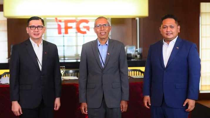 Presiden Direktur Indonesia Financial Group (IFG), Robertus Billitea (tengah), Direktur Keuangan IFG Rizal Ariansyah (kiri) dan Direktur Bisnis IFG Pantro Pander Silitonga (kanan). (Dok IFG)