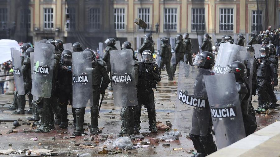 Protesters, one with a sign that reads in Spanish 